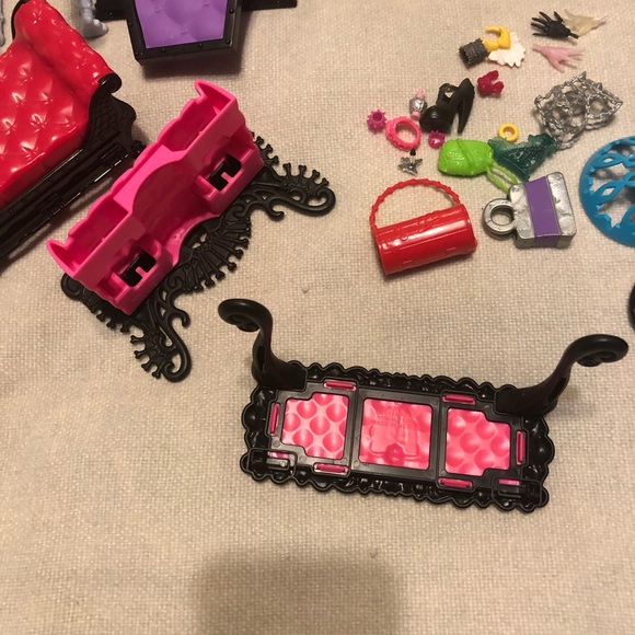 Monster High furniture and accessories lot - Picture 3 of 7